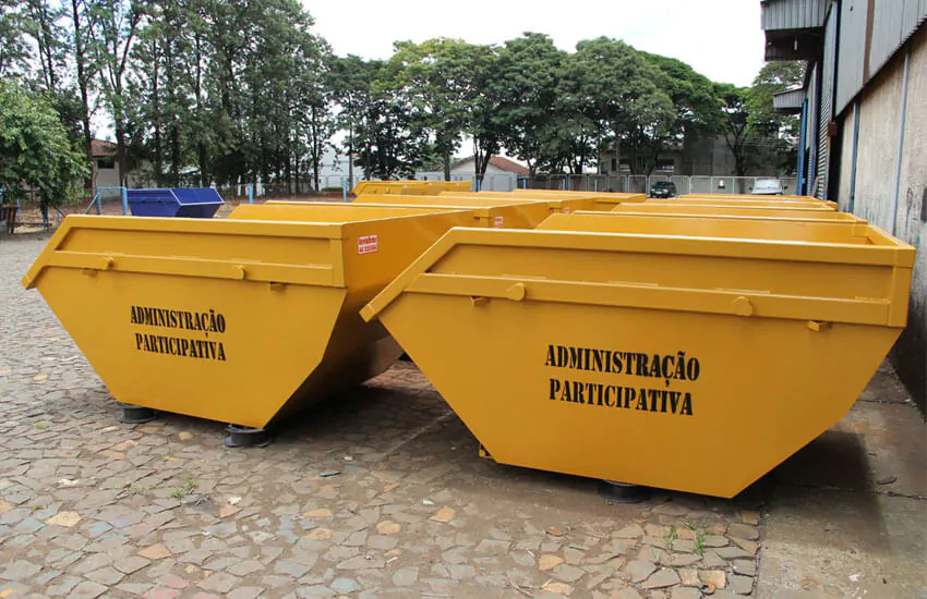 Caçambas amarelas disponíveis para locação
